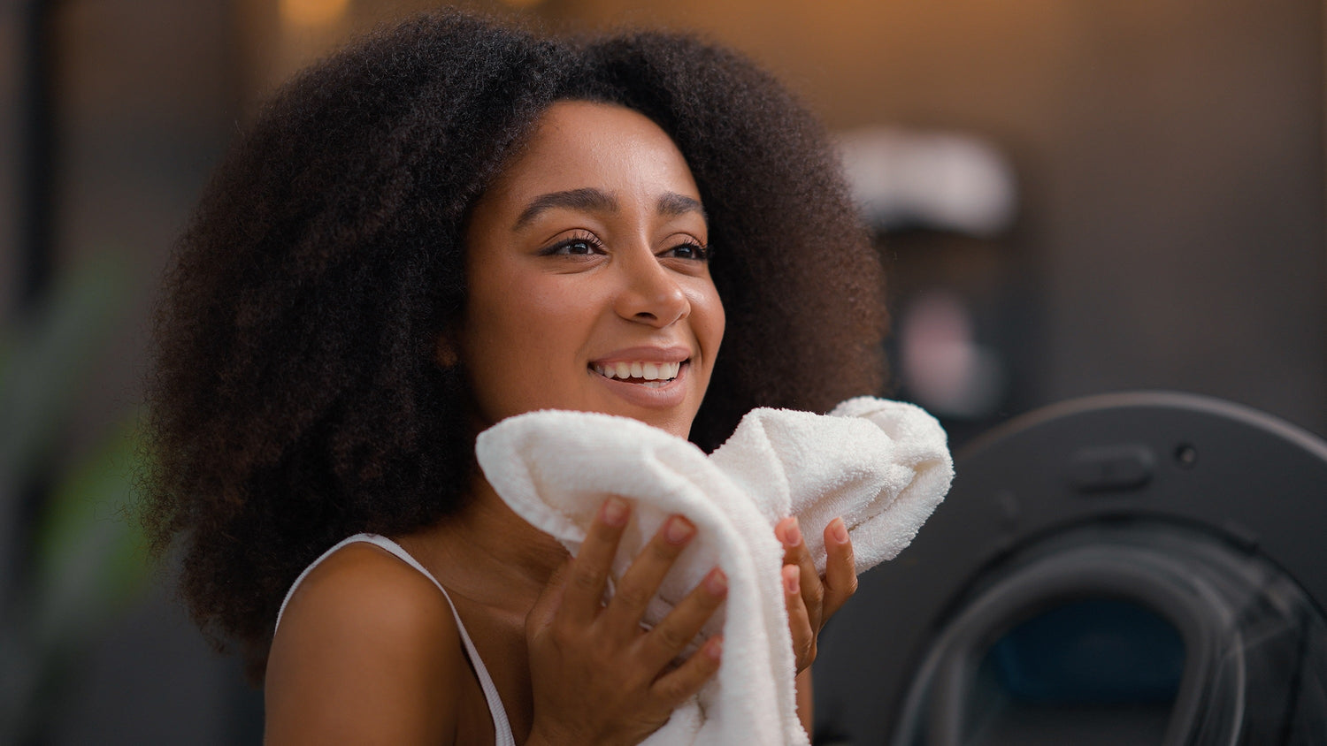 How to Make Laundry Smell Good for a Long Time (The Eco-Friendly Way) - REGN