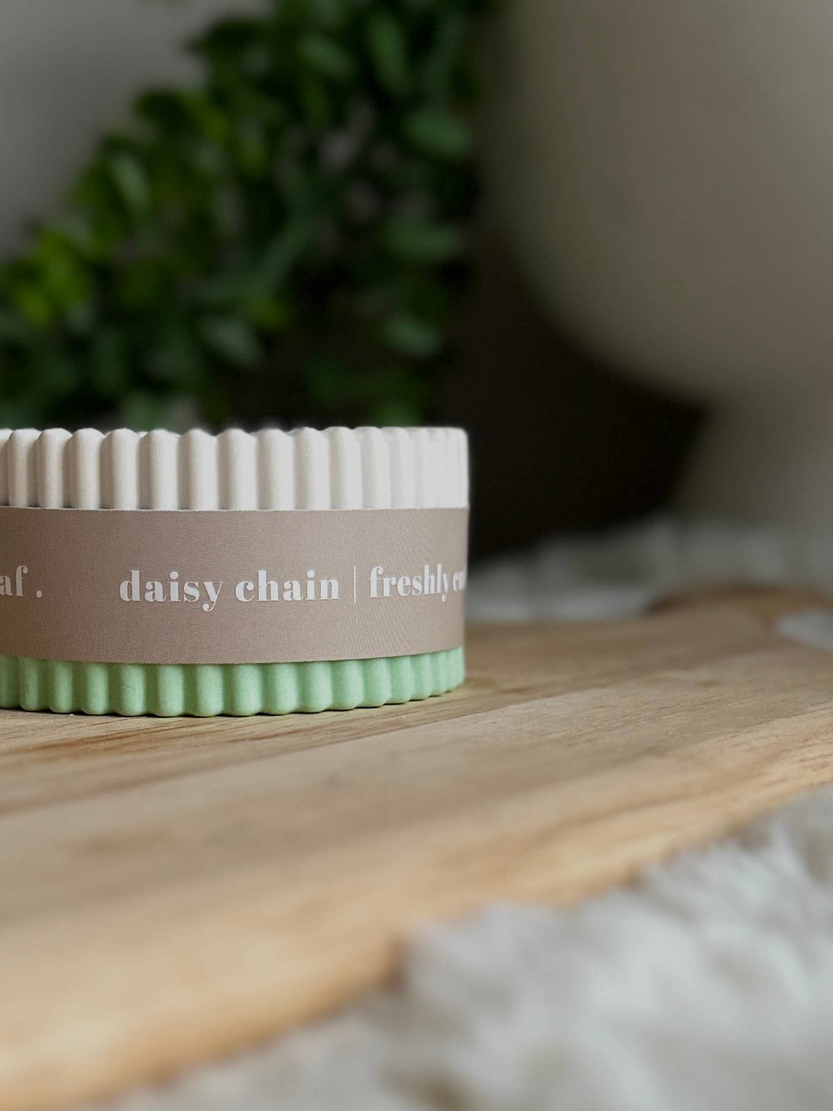 Daisy Chain Grass Scented Soy Wax Refillable Small Candle | Up to 16 Hours