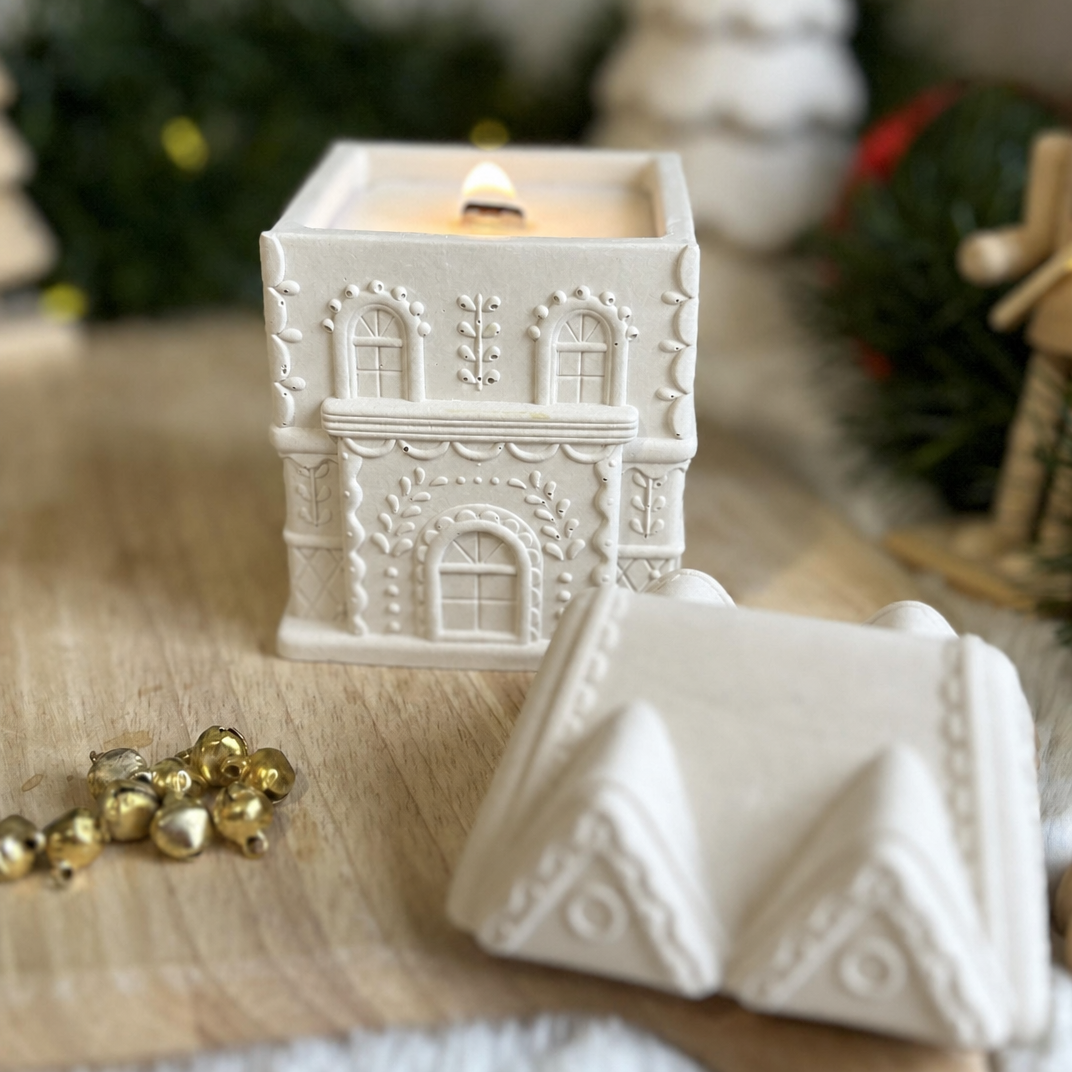 Christmas Cottage Soy Wax Candle – Cinnamon & Clove Scented | 40 Hour Burn
