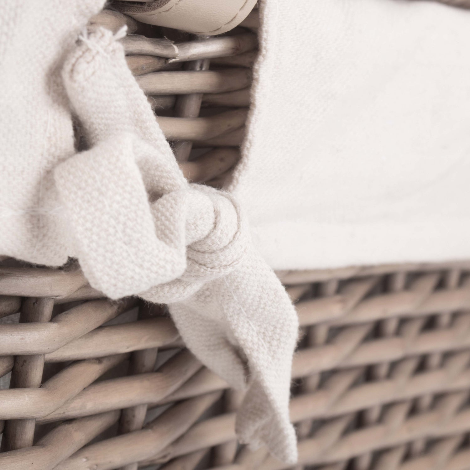 16 Inch Antique Wash Willow Hamper with White Lining - REGN