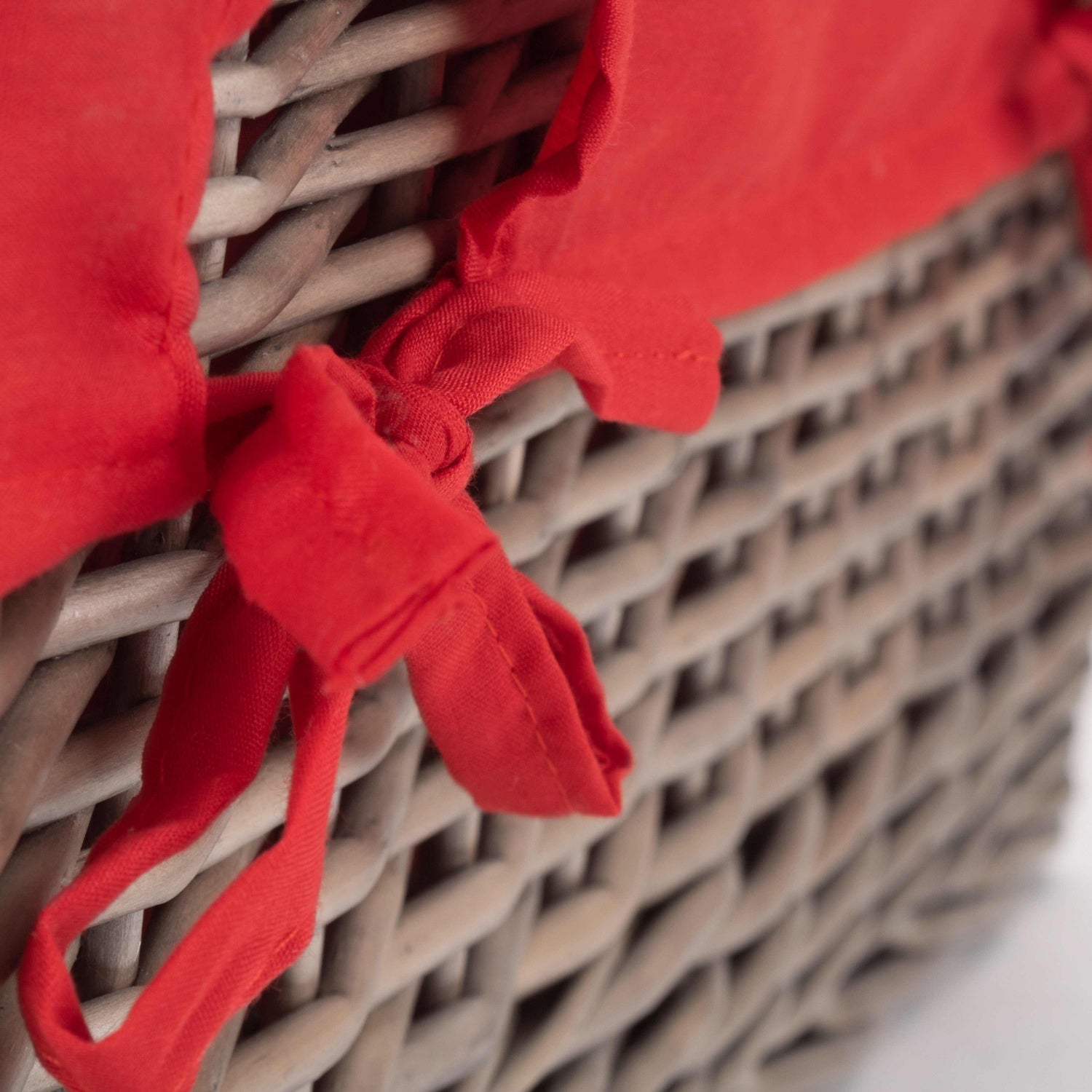 18 Inch Antique Wash Willow Hamper with Red Lining - REGN