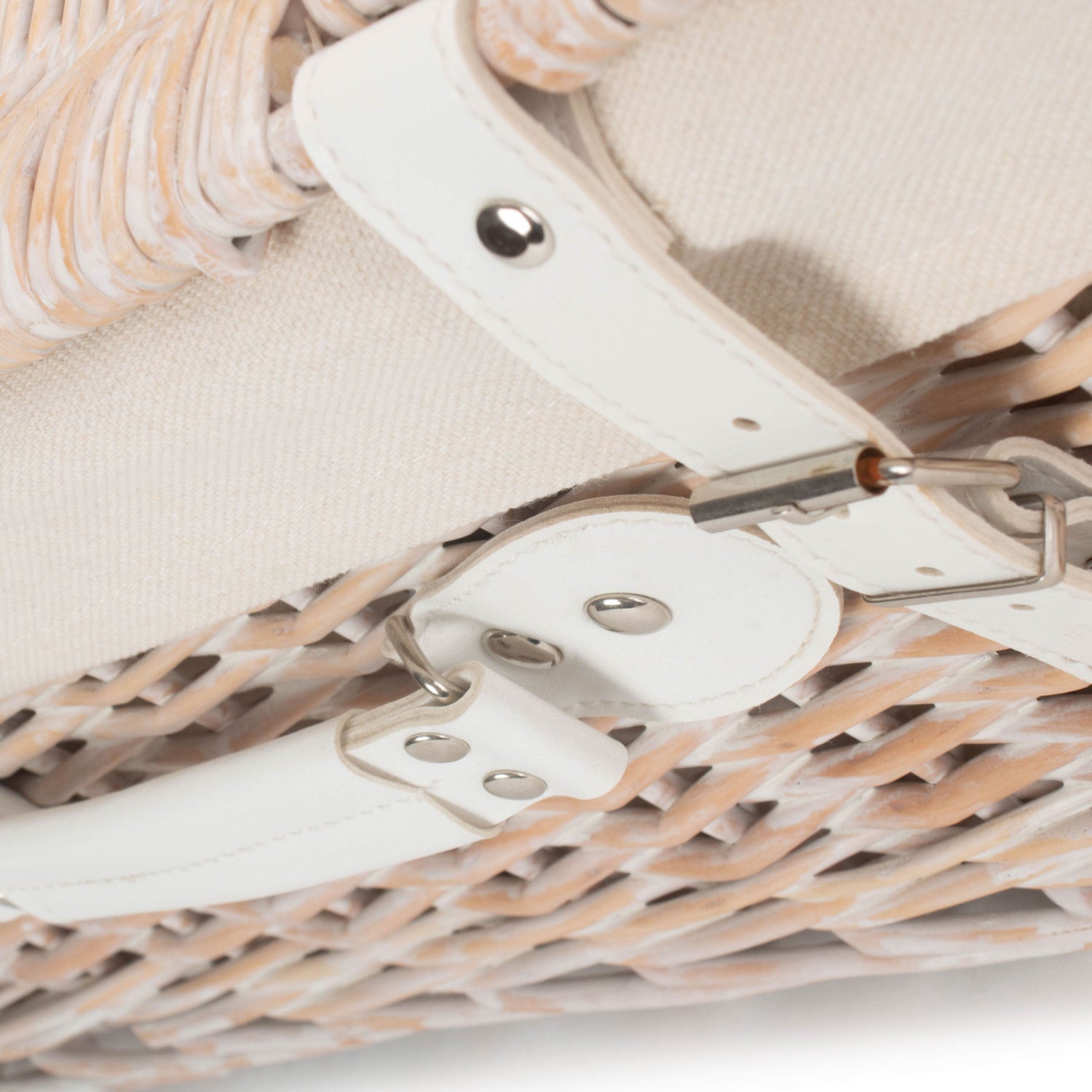 18 Inch White Wash Willow Hamper with White Lining - REGN