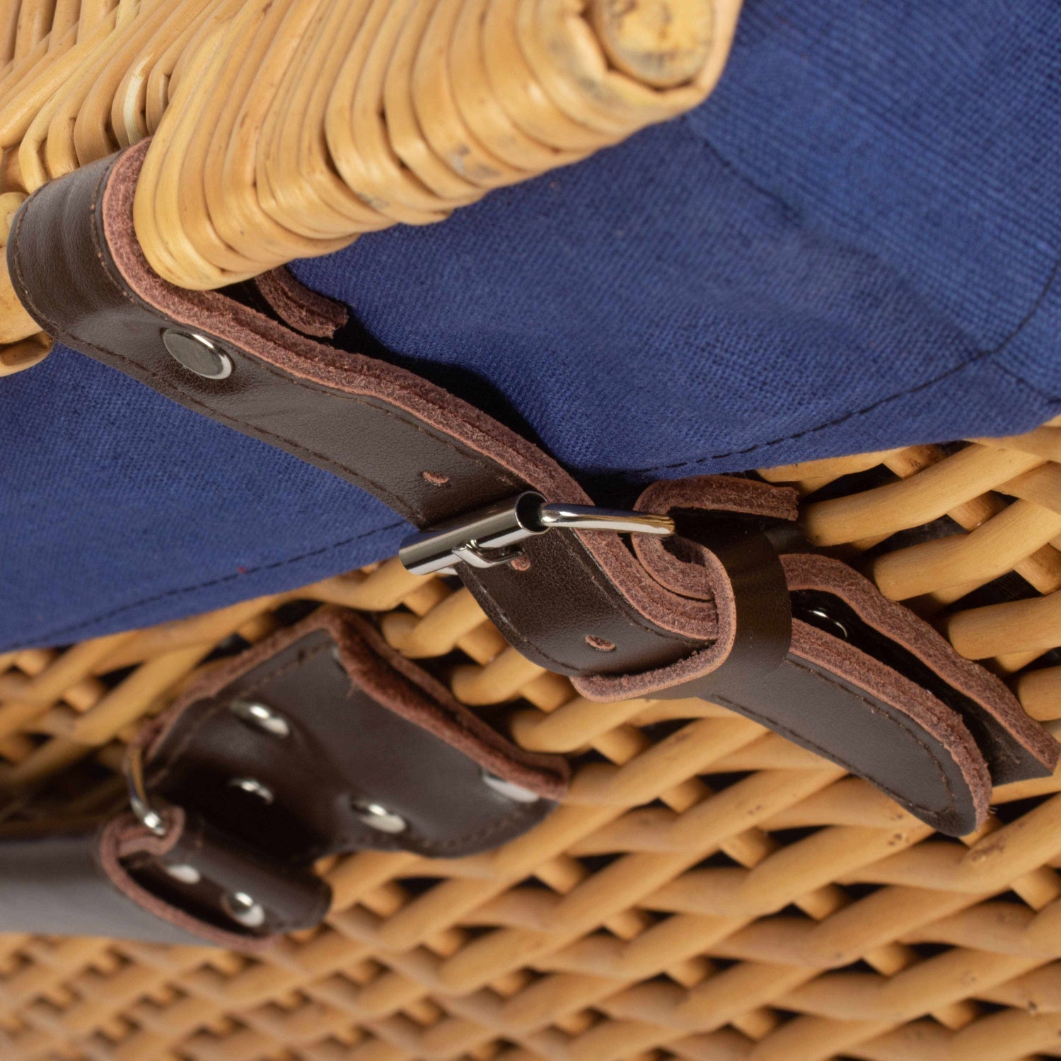 24 Inch Buff Willow Hamper with Navy Blue Lining - REGN