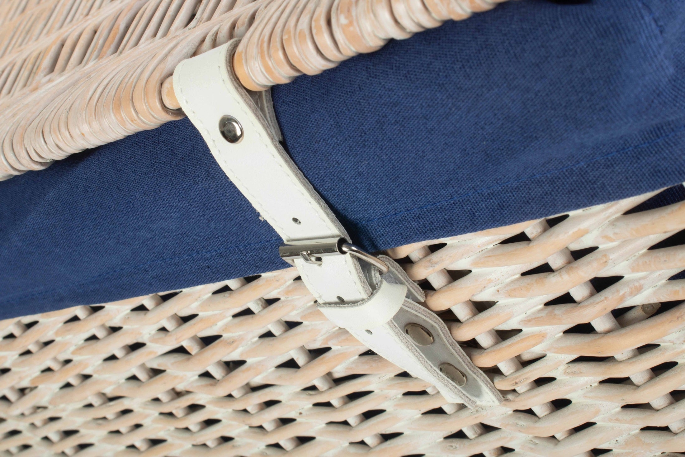 24 Inch White Wash Willow Chest Hamper with Navy Blue Lining - REGN