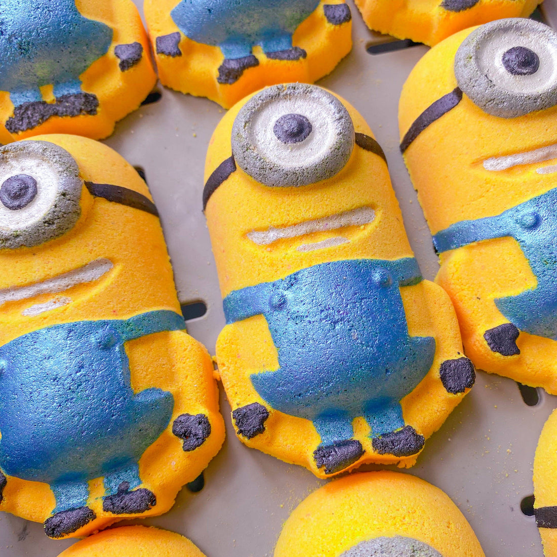 Little Yellow Guy Bath Bomb – Dragonfruit, Guava & Papaya Scent