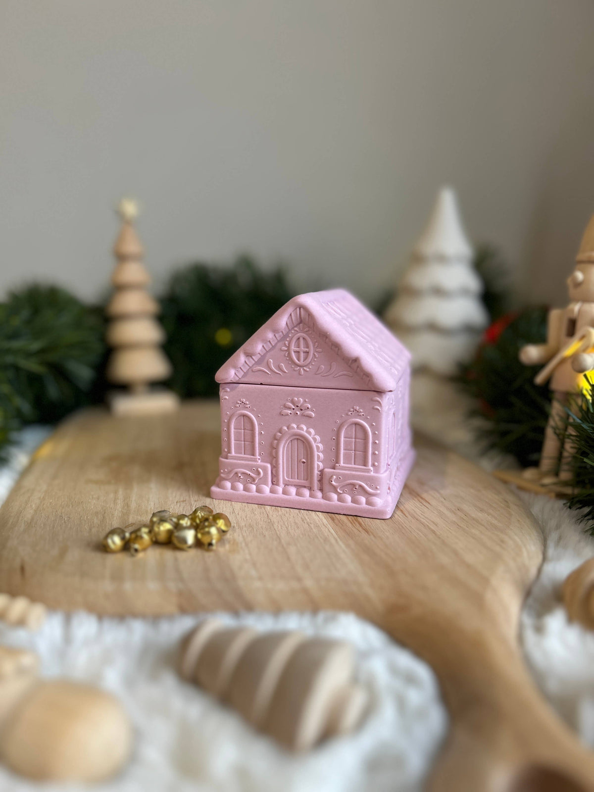 Christmas Cottage Soy Wax Candle – Pink Candy Cane | Handcrafted Jesmonite Candle