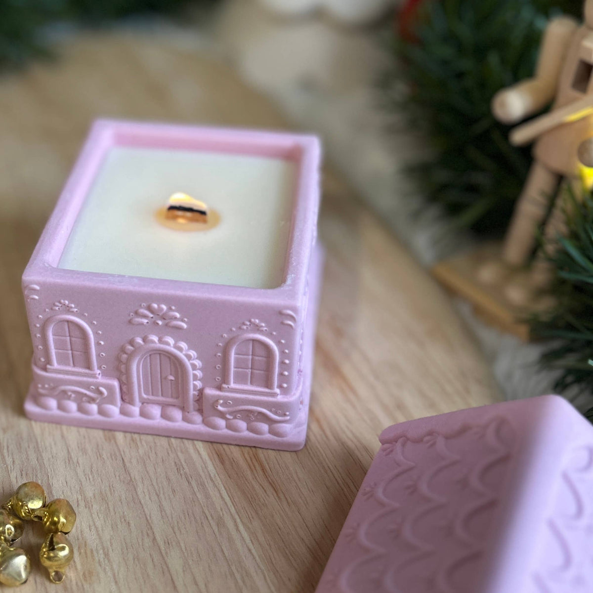 Christmas Cottage Soy Wax Candle – Pink Candy Cane | Handcrafted Jesmonite Candle