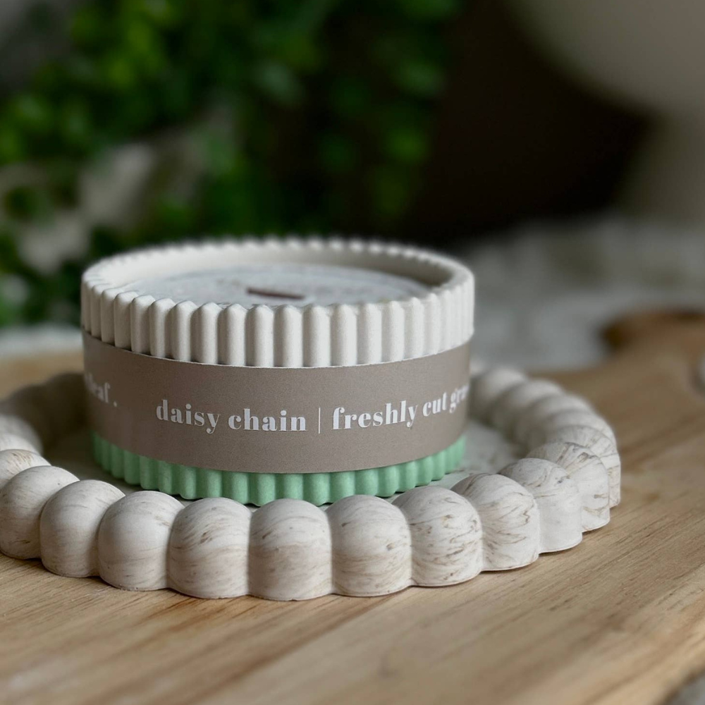 Daisy Chain Grass Scented Soy Wax Refillable Small Candle | Up to 16 Hours