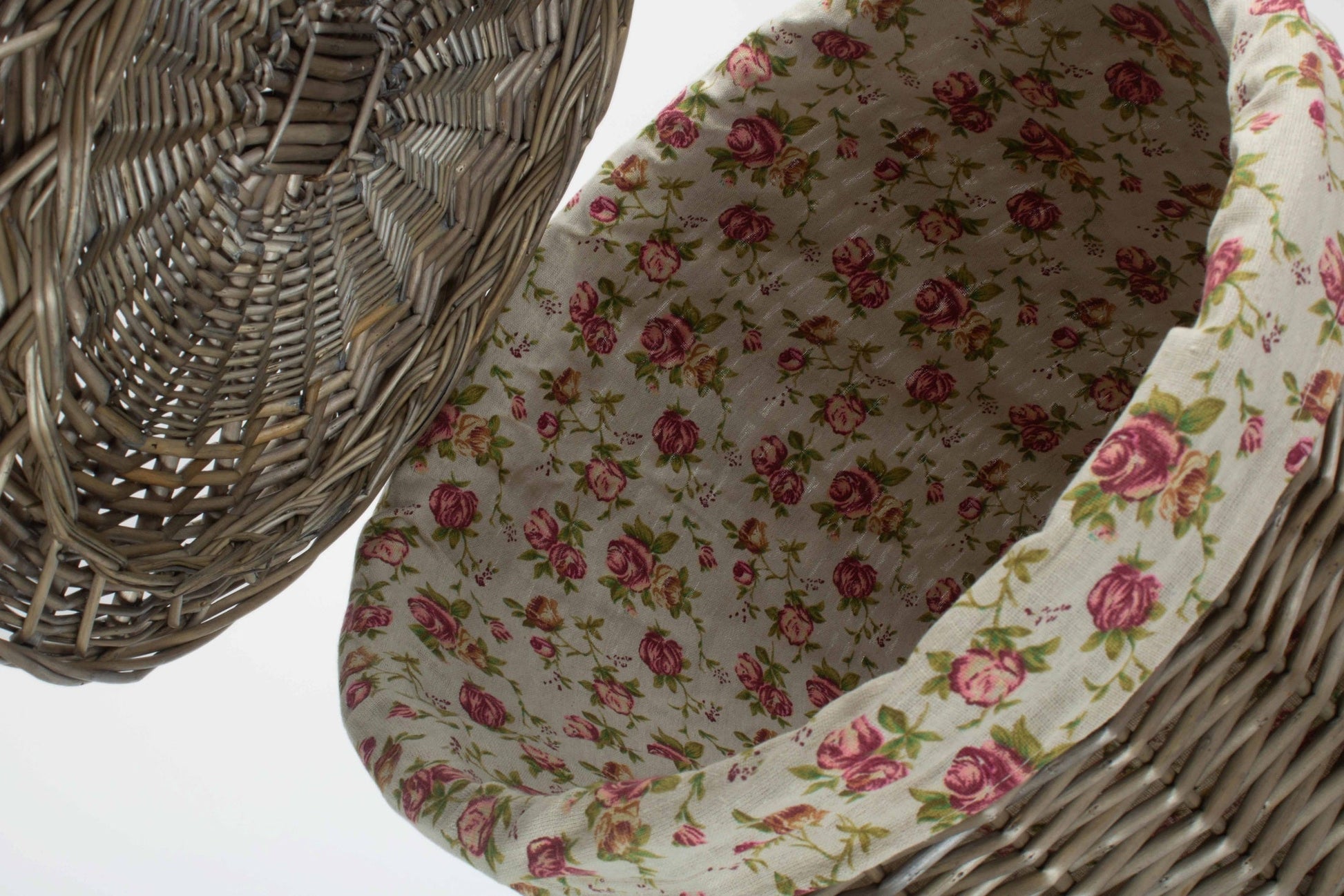 Antique Wash Willow Large Round Linen Basket with Garden Rose Lining - REGN
