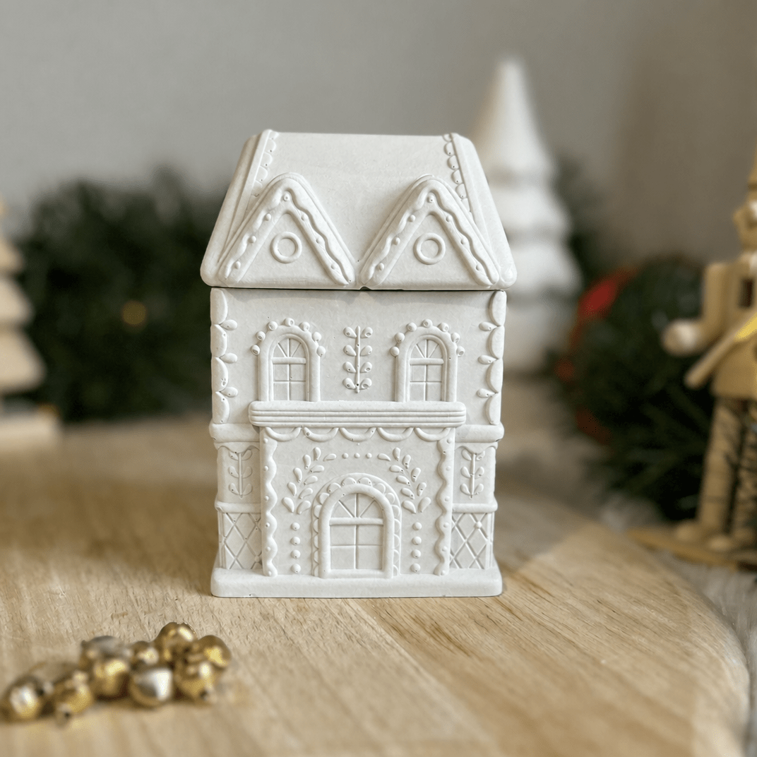 Christmas Cottage Soy Wax Candle – Cinnamon & Clove Scented | 40 Hour Burn - REGN