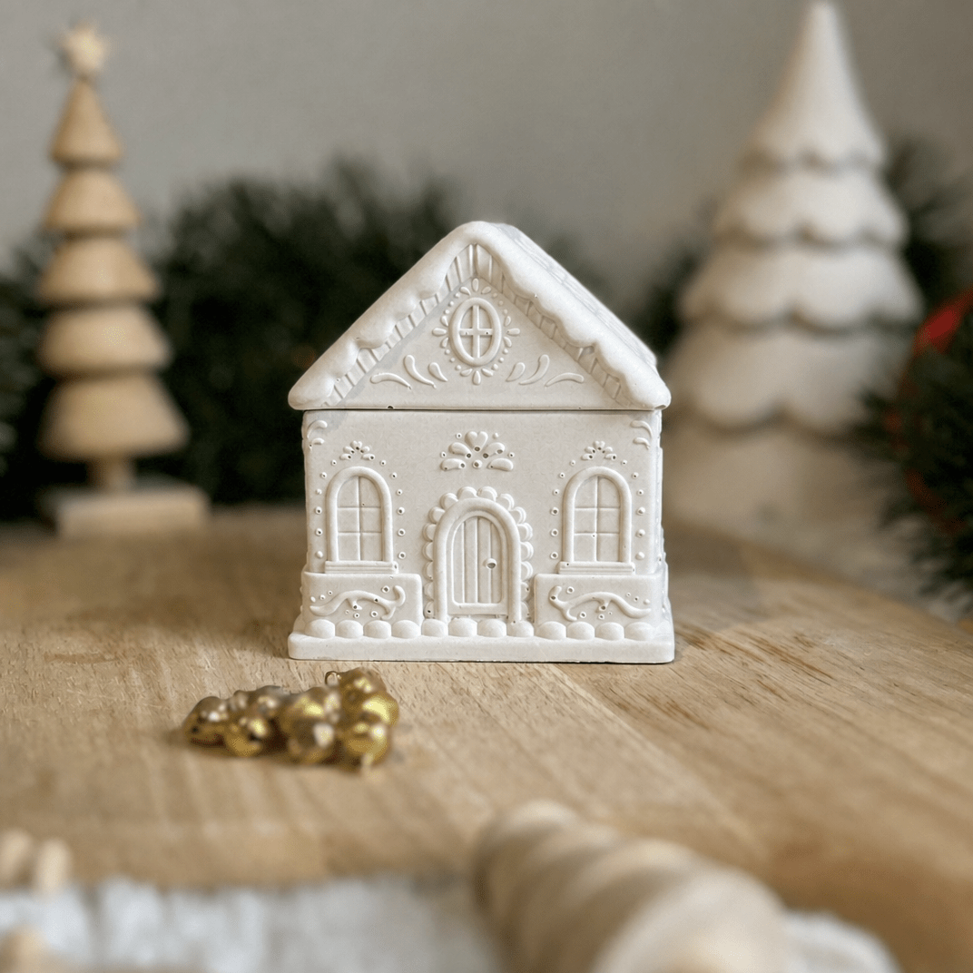 Christmas Cottage Soy Wax Candle & Home Decor – Christmas Morning | 30 Hour Burn - REGN
