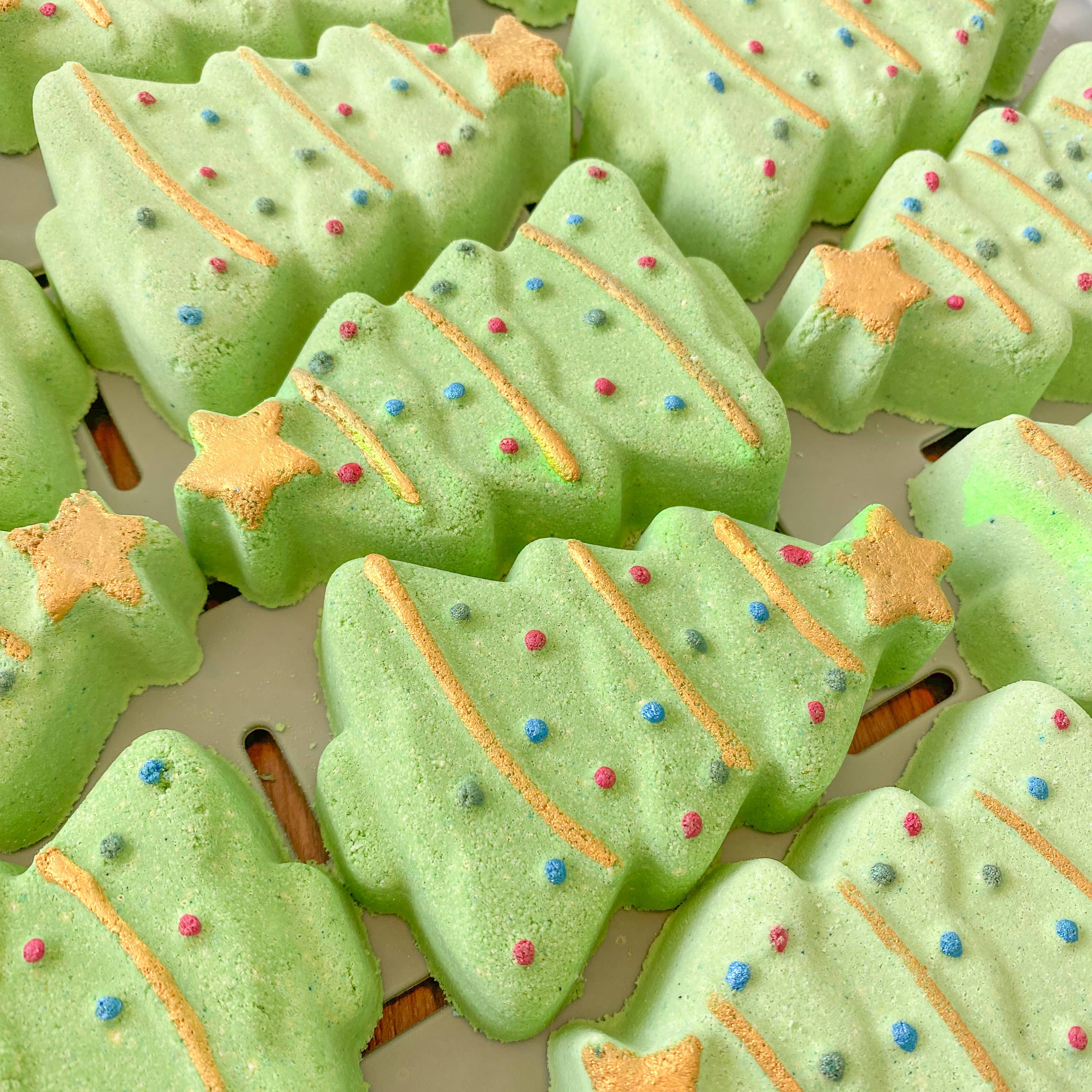 Christmas Tree Bath Bomb – Coconut Cream Festive Fizzer - REGN