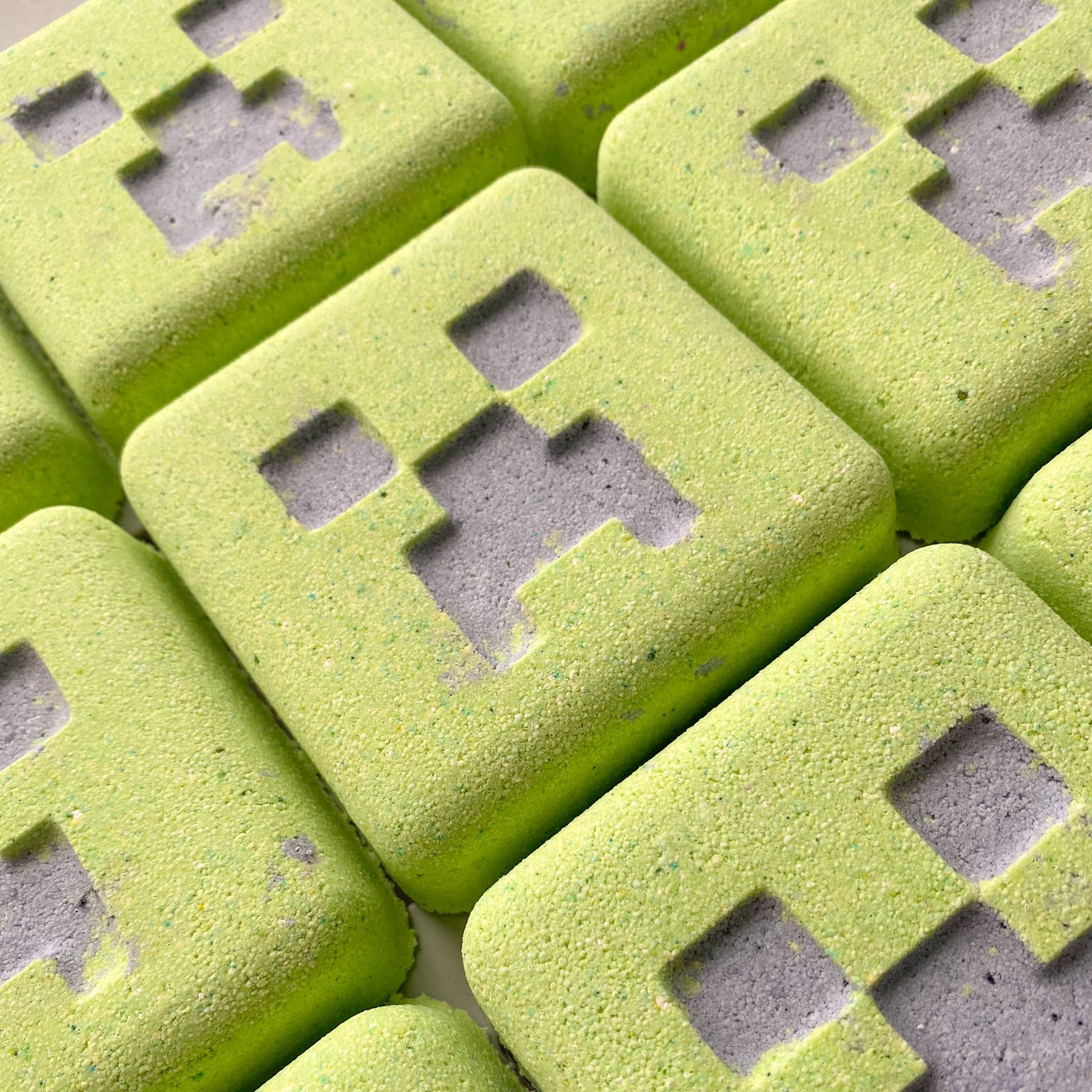 Creeper Bath Bomb – Fresh Cucumber and Green Apple Scent - REGN