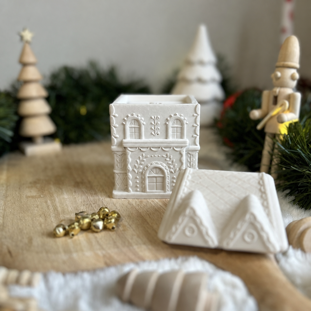 Christmas Cottage Soy Wax Candle – Cinnamon & Clove Scented | 40 Hour Burn