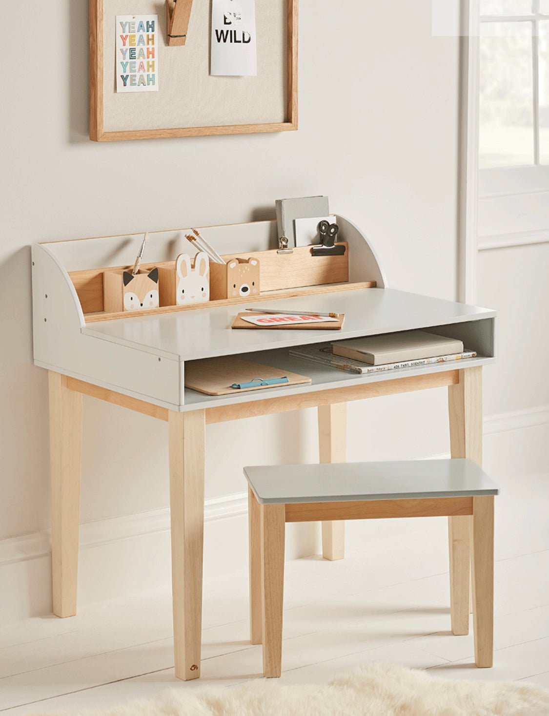 Desk and Chair - REGN