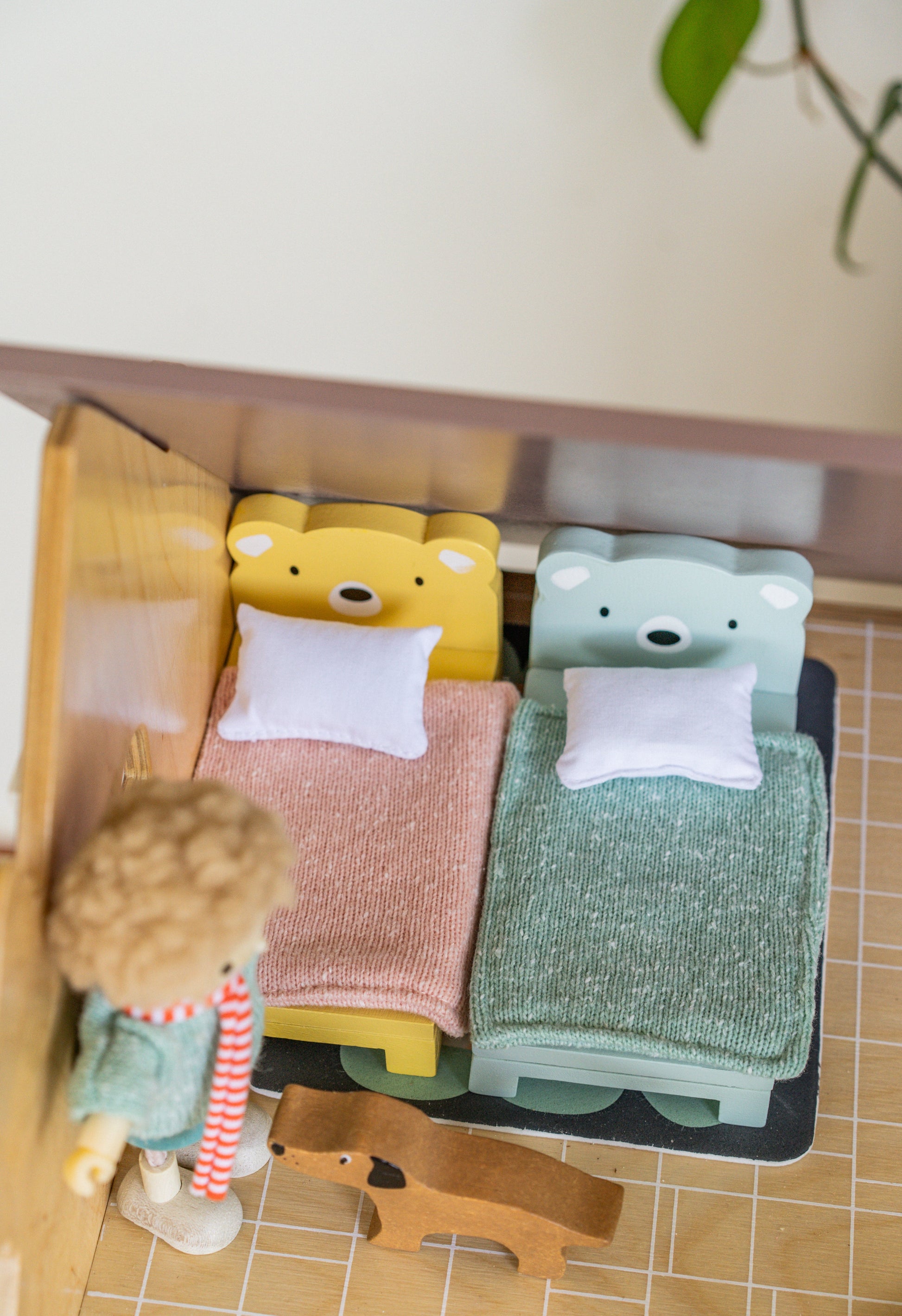 Dolls House Children's Room Furniture - REGN