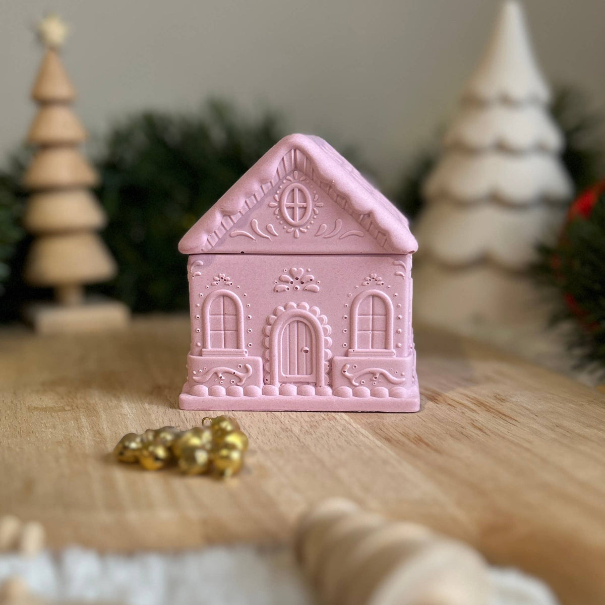 Christmas Cottage Soy Wax Candle – Pink Candy Cane | Handcrafted Jesmonite Candle