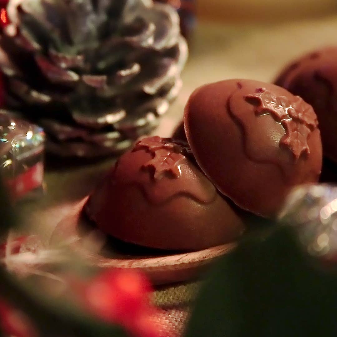 GNAW Christmas Puddings Novelty Chocolate | 40% Colombian Milk Chocolate Mini Puddings | 8 x 14g