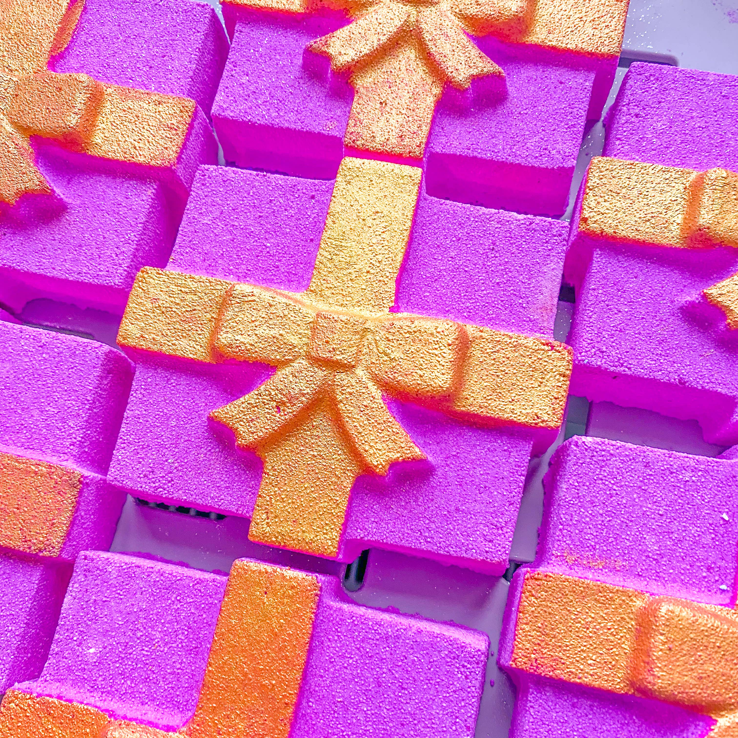 Jumbo Christmas Present Bath Bomb – Snow Fairie Scent - REGN