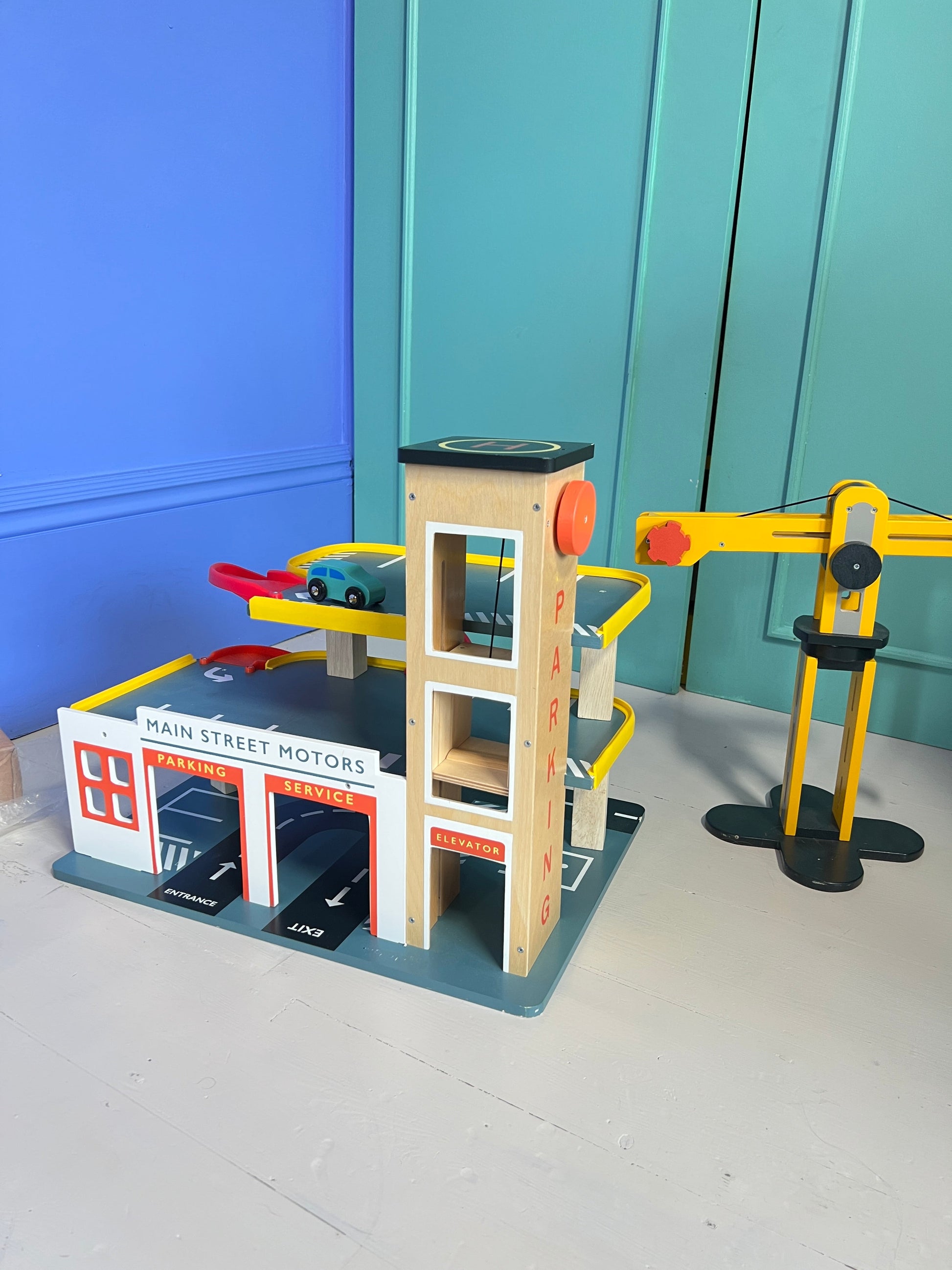 Multi Level Garage with Lift - REGN