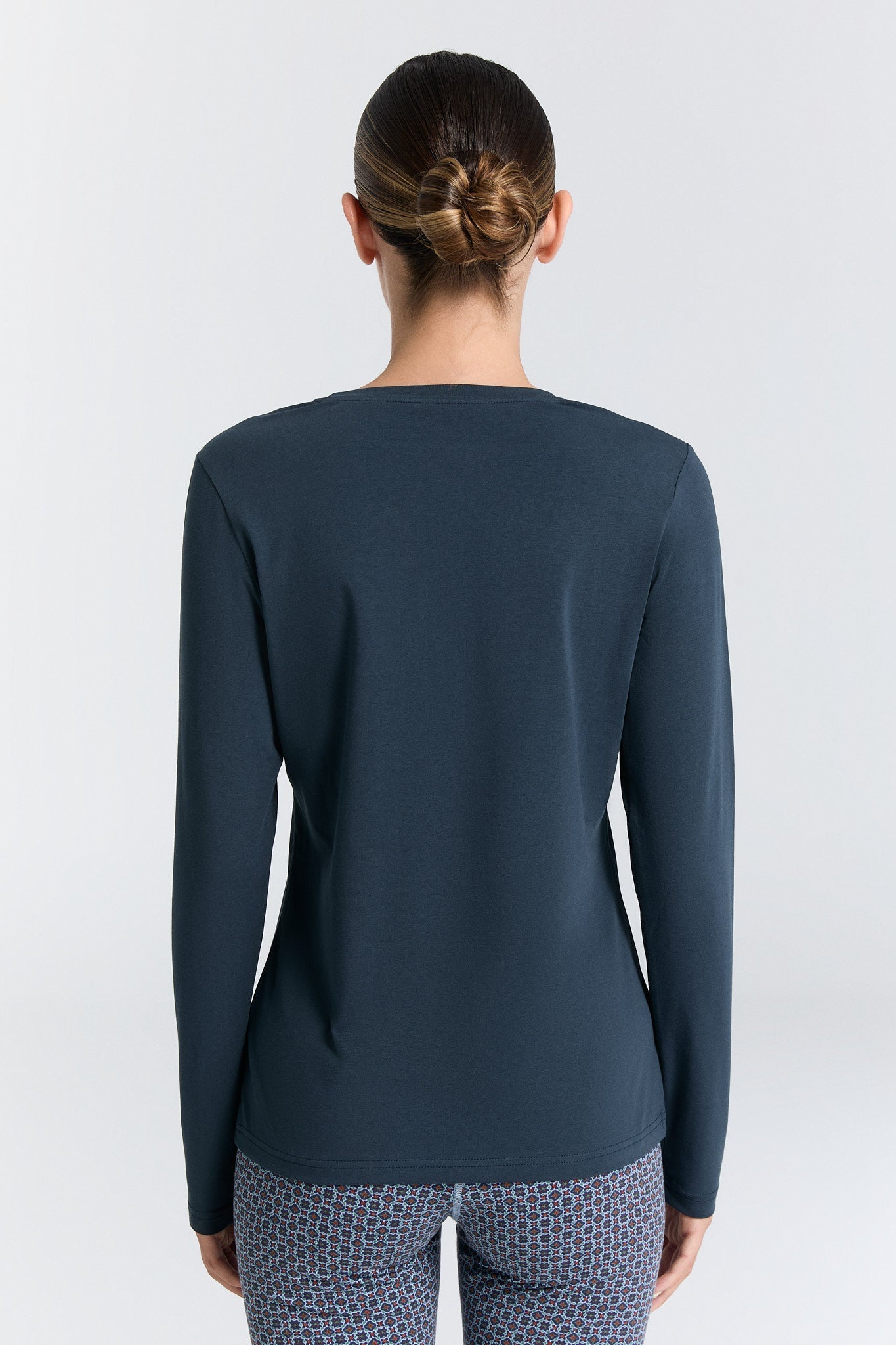 Organic Stretch Long Sleeve V-neck: Womens - REGN