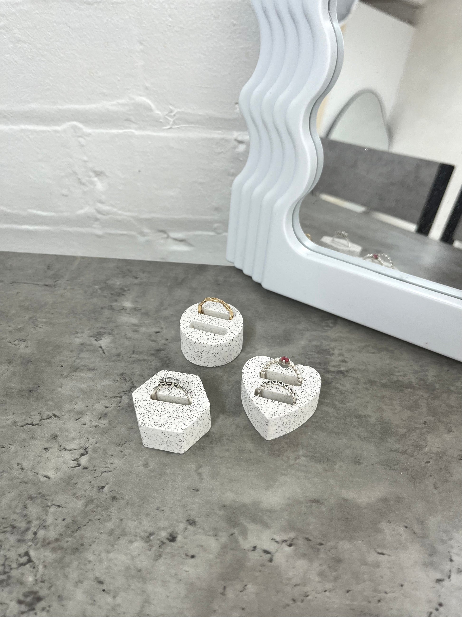 ring holders - stone - REGN