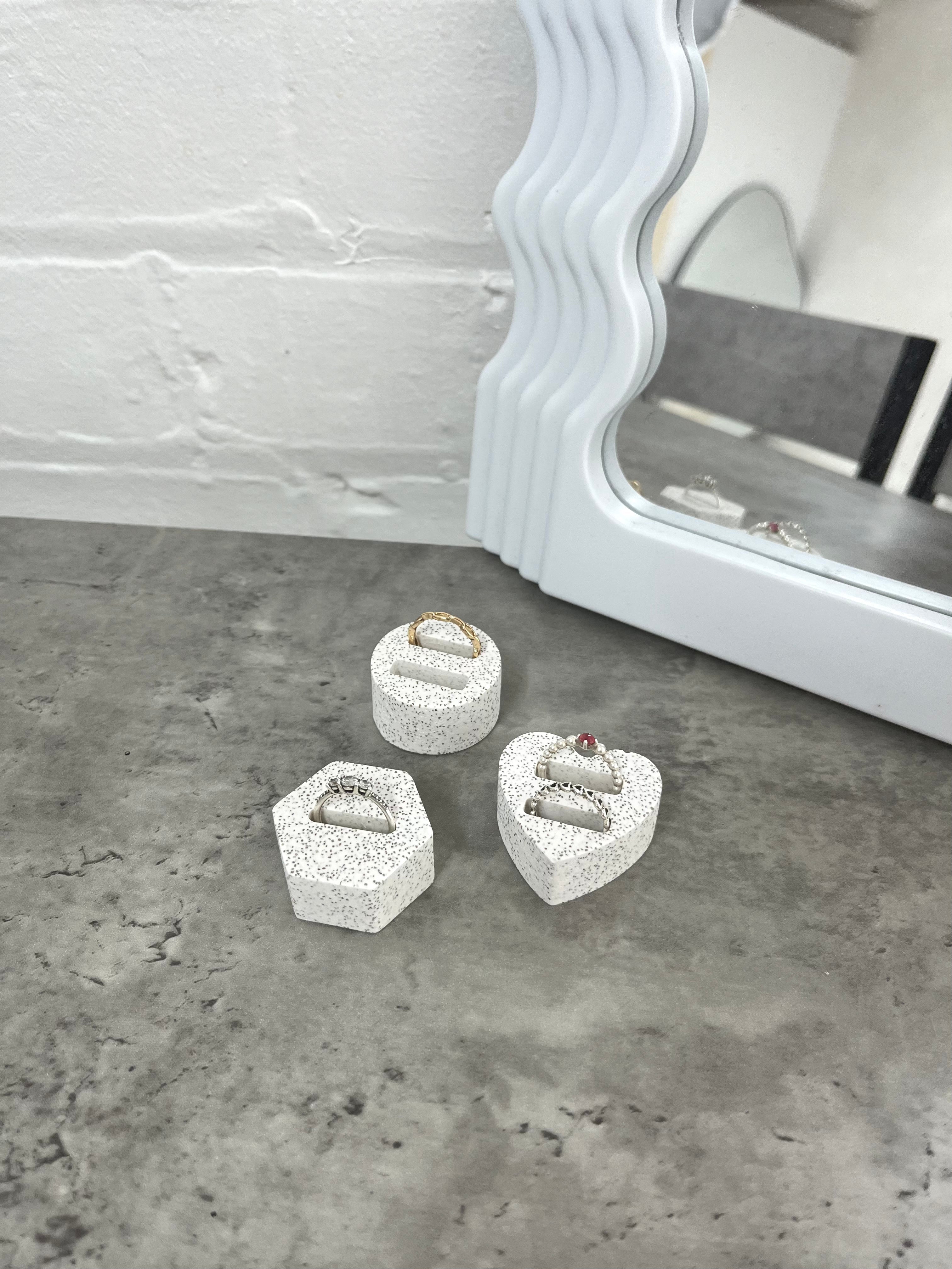 ring holders - stone - REGN