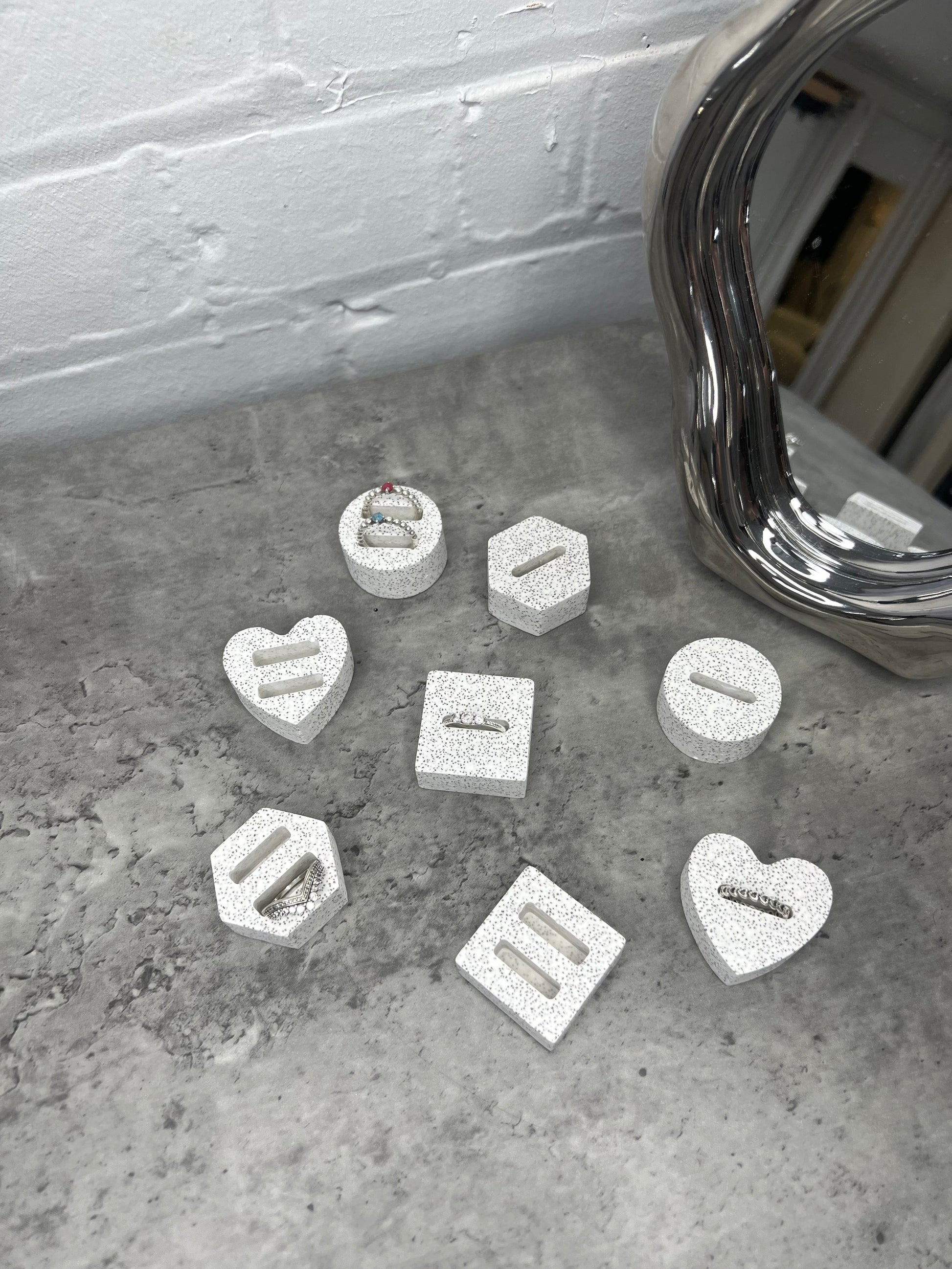 ring holders - stone - REGN